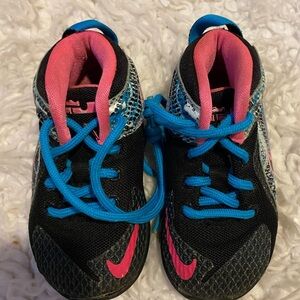 Nike LeBron’s Toddler Girl Sneakers 6 black blue pink 👠S26K